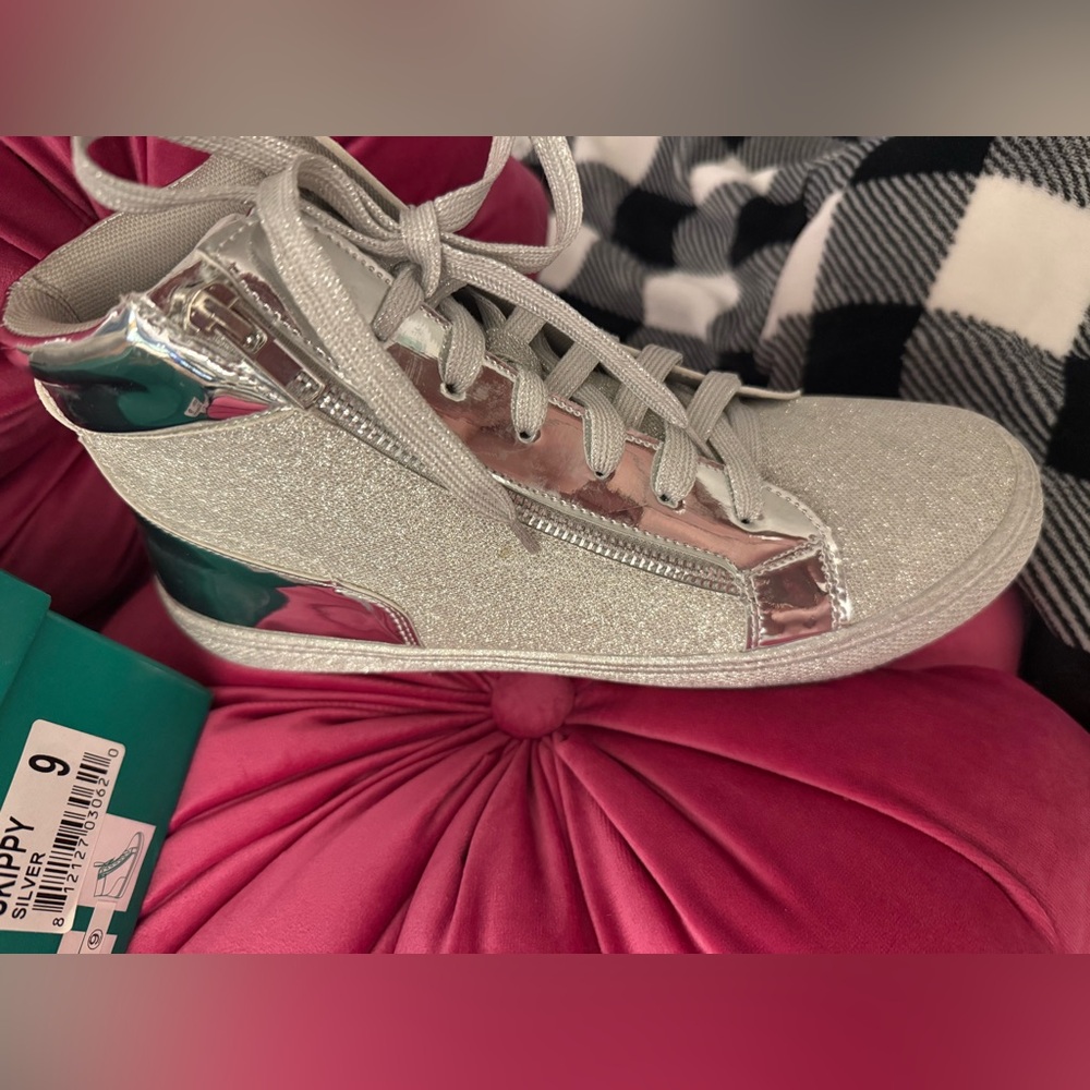 Size 9 Lauren Lorraine Silver Sneakers